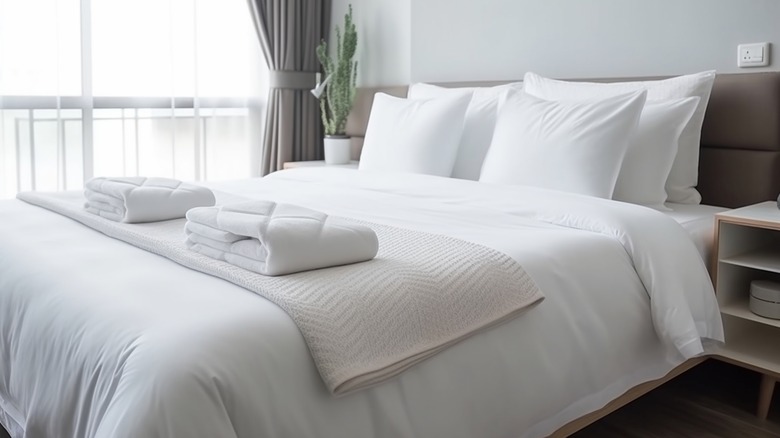 Draps blancs sur le lit de l'hôtel