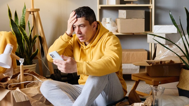 Un homme dirigeant son téléphone