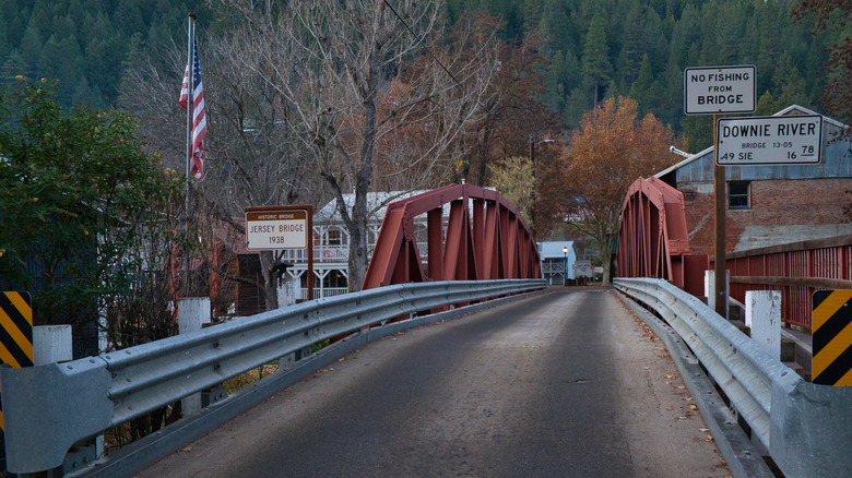 Une route de campagne mène à la ville