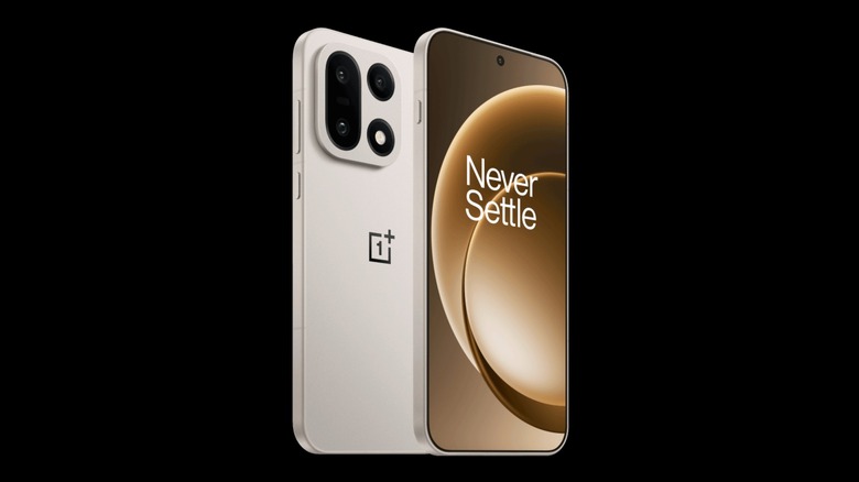 Téléphone OnePlus 15 présenté sous un angle avec une vue avant et arrière