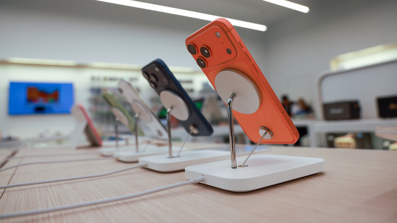 Plusieurs modèles d’iPhone 17 Pro Max exposés dans un magasin