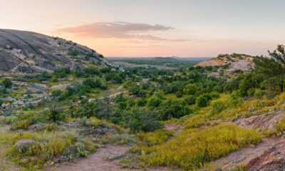 Cette ville confortable du Texas sur la route 10 propose des sentiers de randonnée pour une évasion pittoresque