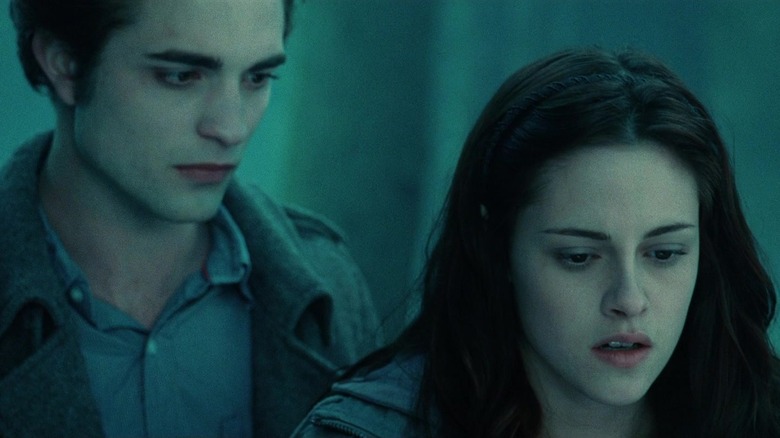 Edward regarde Bella dans Twilight