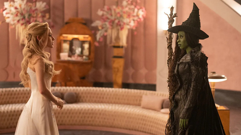 Glinda regarde Elphaba dans Wicked : For Good