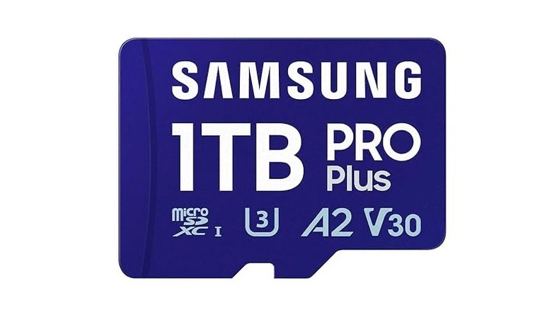 Carte microSD Samsung sur fond blanc