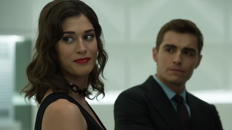 Lula regarde par-dessus son épaule et sourit avec Jack derrière elle dans Now You See Me 2