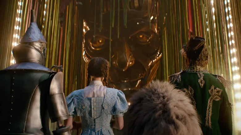 The Tin Man Dorothy Cowardly Lion et Scarecrow regardant le Magicien d'Oz dans Wicked: For Good