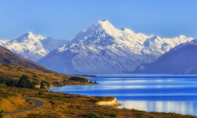 L'un des sentiers de randonnée lacustre de Nouvelle-Zélande offre des vues alpines spectaculaires