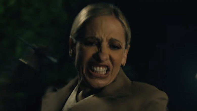 Sarah Michelle Gellar dans le rôle d'Ursula se prépare à poignarder Grace dans Ready or Not 2 : Here I Come