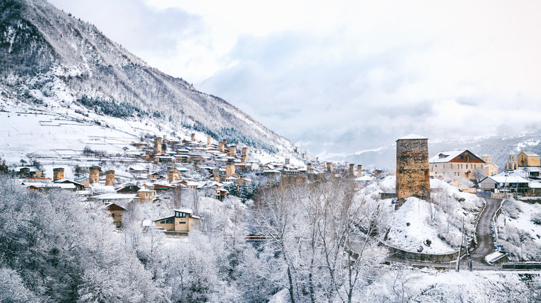 Une petite ville de montagne enneigée