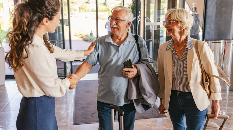 Voyageurs arrivant avec des vêtements propres