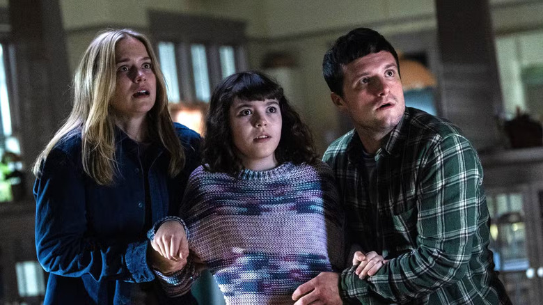 Vanessa et Mike tenant une Abby effrayée dans Five Nights at Freddy's 2