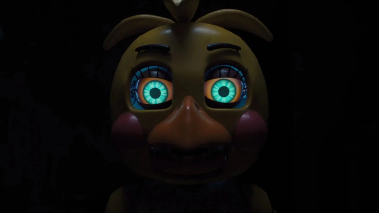 Chica regarde hors de l'obscurité dans Five Nights at Freddy's 2