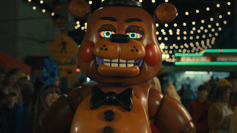 Toy Freddy Fazbear lors d'un carnaval en plein air dans Five Nights at Freddy's 2