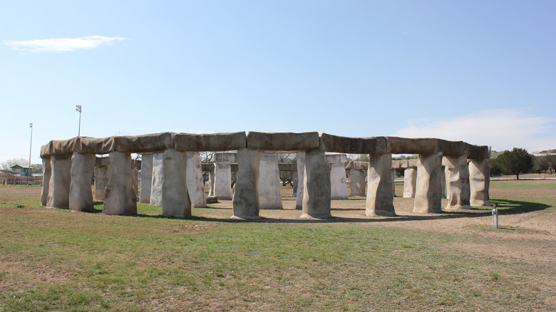 Installation artistique Stonehenge II à Ingram, Texas
