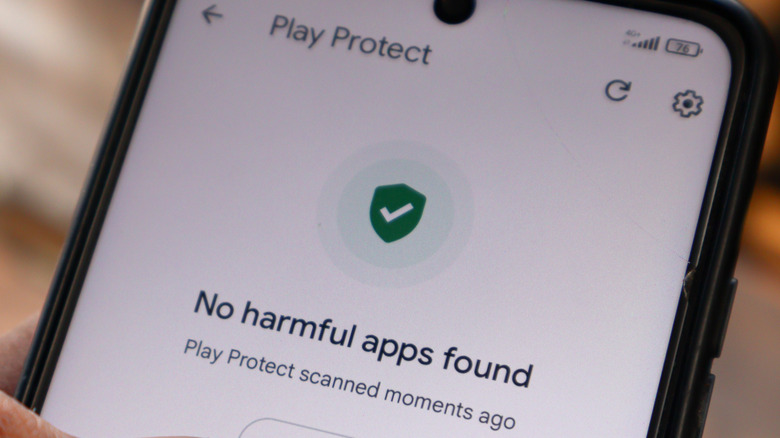 Smartphone affichant la fonction de sécurité Google Play Protect