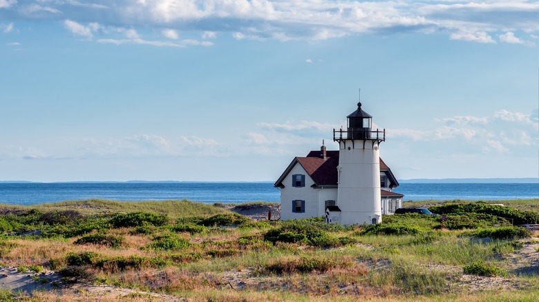 Phare de Race Point Light dans les dunes de la plage de Cape Cod