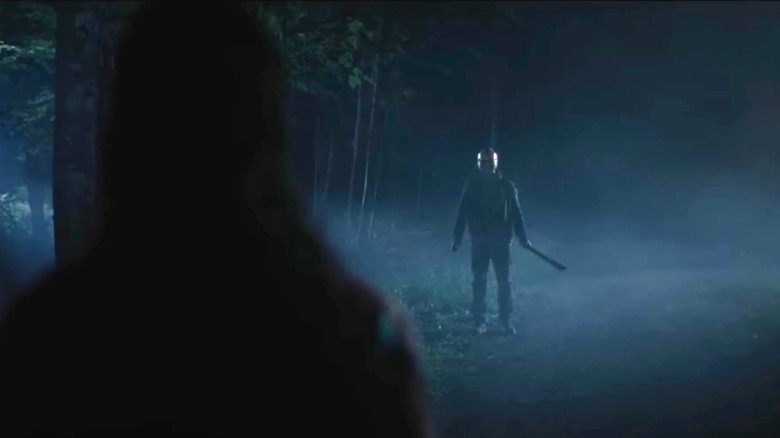 Jason se tient au loin pendant qu'Eve regarde dans Sweet Revenge