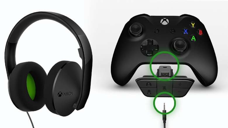 Une manette Xbox One, un casque et un adaptateur branchés sur le port d'extension.