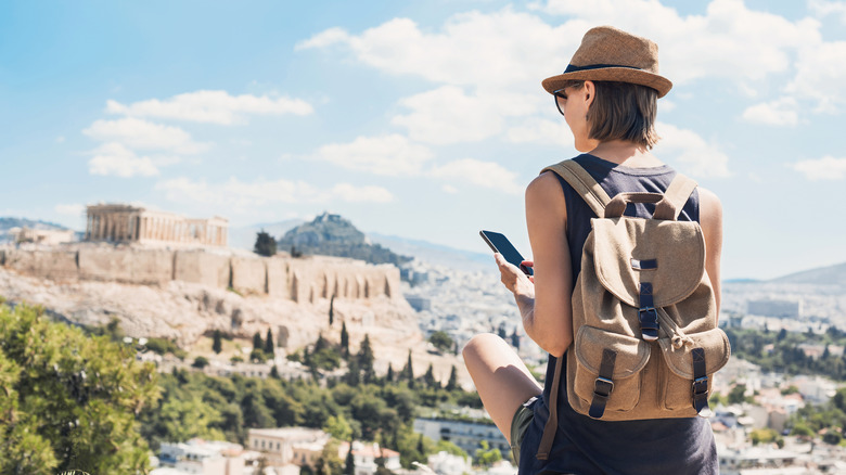 Voyageuse tenant un téléphone portable