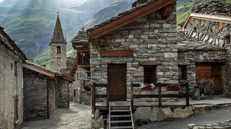 Une vue pittoresque sur un village alpin traditionnel en pierre avec une vieille église