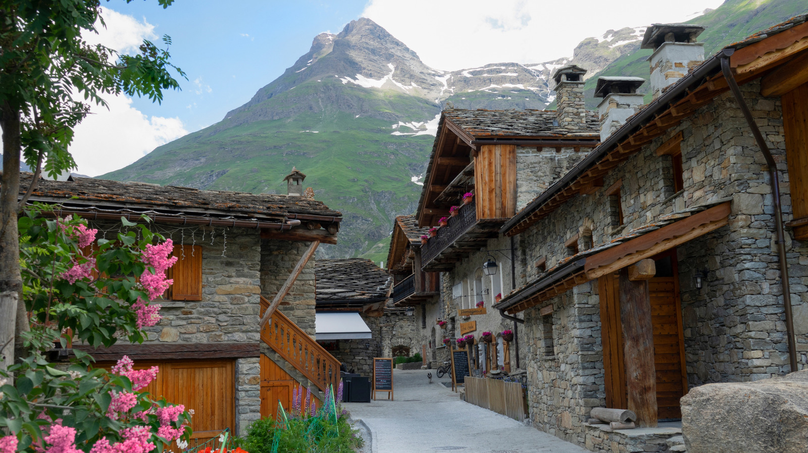 Cette ville de montagne pittoresque est parfaite pour un séjour de ski décontracté dans les Alpes françaises