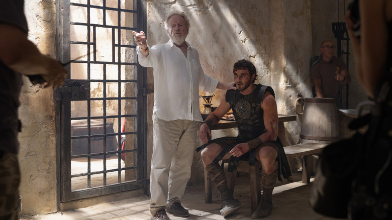 Le réalisateur Ridley Scott aux côtés de Paul Mescal dans le rôle de Lucius dans un bâtiment romain sur le tournage de Gladiator II