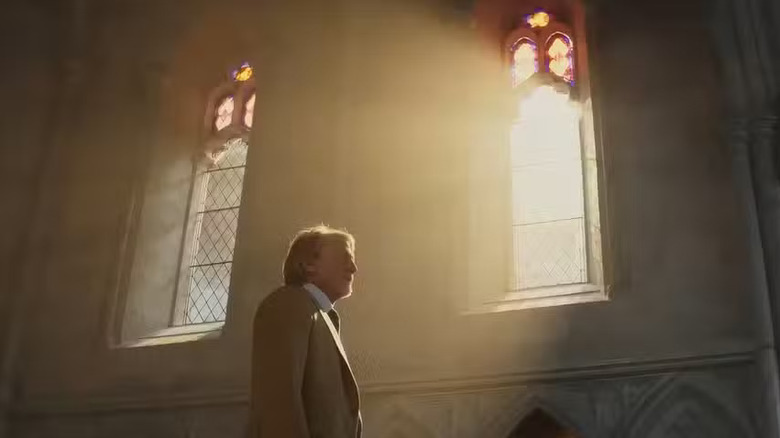 Benoit Blanc sous la lumière de la fenêtre de l'église dans Wake Up Dead Man