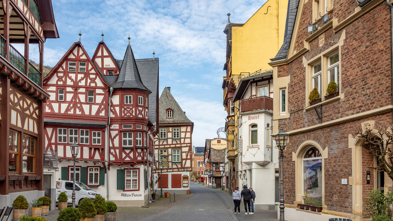 Rue de la vieille ville avec des bâtiments à colombages à Bacharach, Allemagne