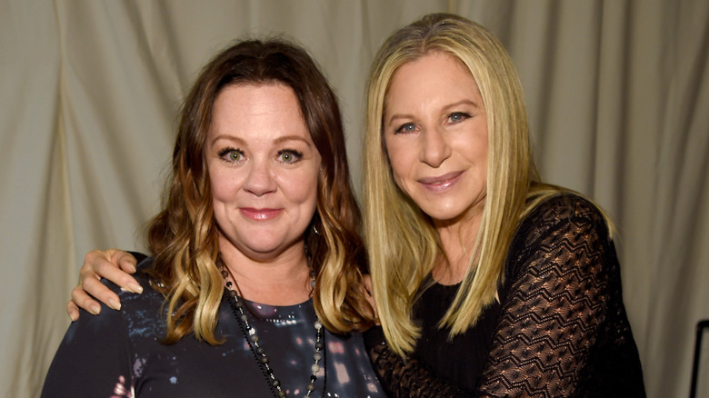 Melissa McCarthy et Barbra Streisand posent côte à côte pour une photo