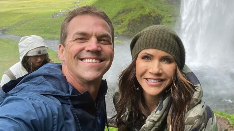 Bryon Noem avec Kristi Noem devant une cascade