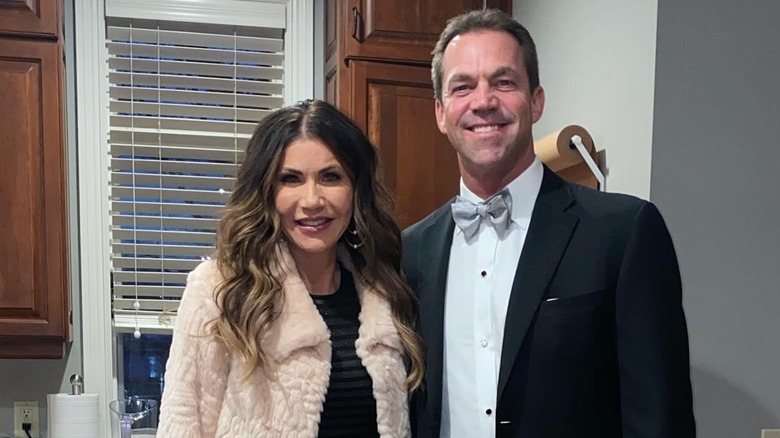 Kristi Noem et Bryon Noem posant ensemble