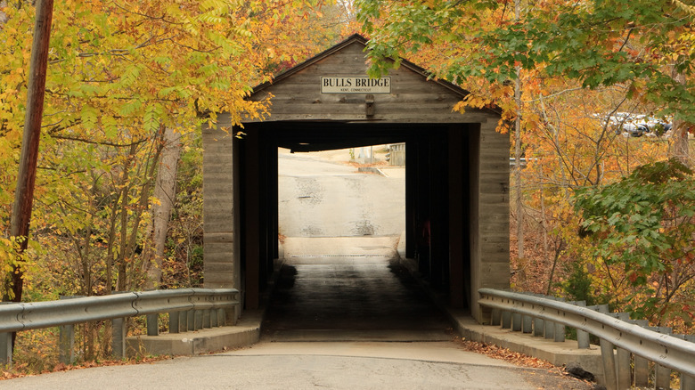 Le pont couvert historique des Bulls au-dessus de la rivière Housatonic dans le Kent, Connecticut