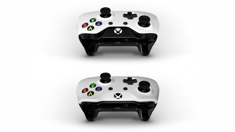 Une image montrant les différences visuelles entre une manette sans fil Xbox One compatible Bluetooth (en bas) et une sans Bluetooth (en haut)