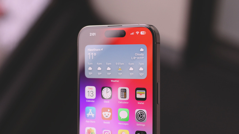 Un protecteur d'écran réfléchissant installé sur un iPhone