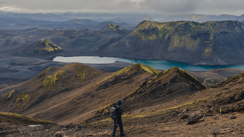 Un homme parcourt le magnifique Landmannalaugar