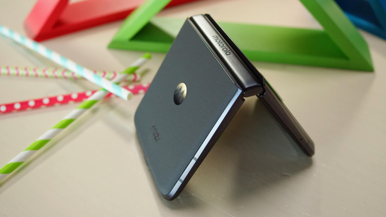 Vue de dessus du téléphone Motorola pliable.