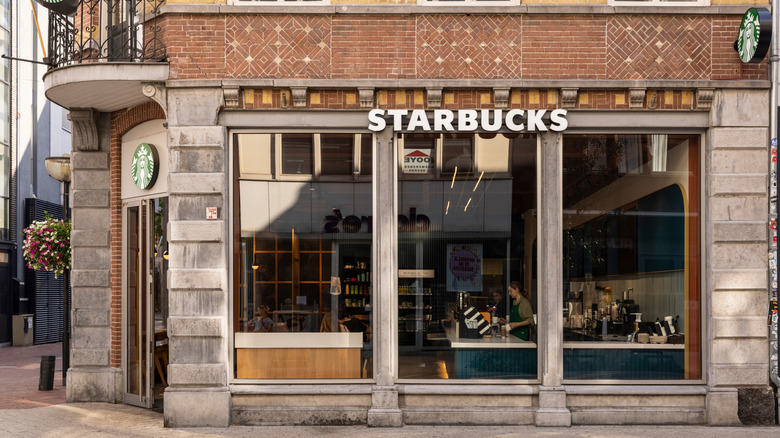 Magasin de café Starbucks avec une vieille façade traditionnelle à Eindhoven