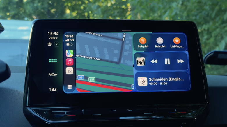 Écran d'infodivertissement central d'une voiture présentant les widgets iOS CarPlay.