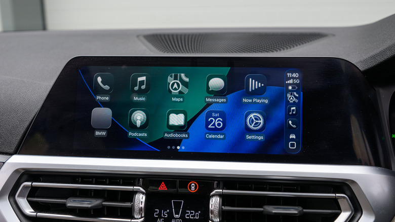 Un intérieur d'une BMW présentant la nouvelle interface Liquid Glass CarPlay d'Apple.