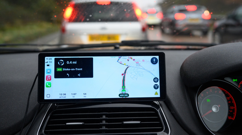 Une voiture dans un embouteillage affichant la navigation sur CarPlay.