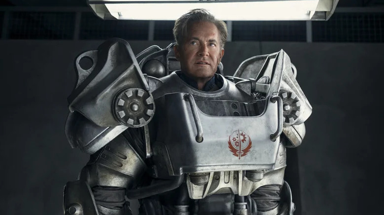 Hank MacLean de Kyle MacLachlan portant une armure assistée dans Fallout