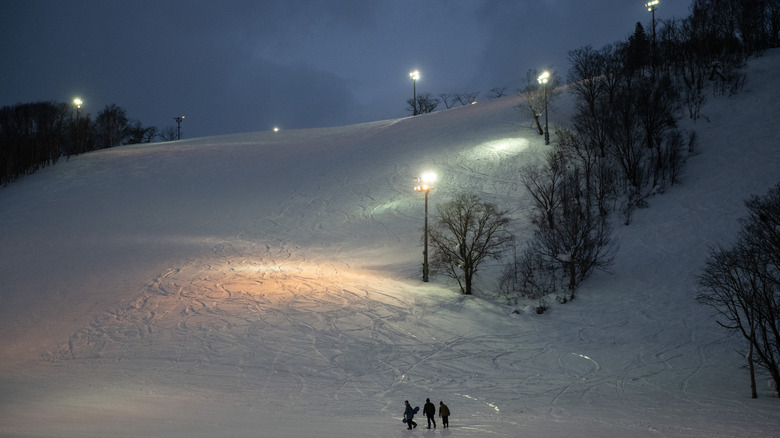 Piste de ski éclairée la nuit
