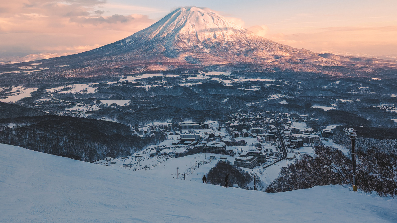 De superbes vacances de ski d'hiver vous attendent dans les stations de montagne convoitées du Japon à Hokkaido