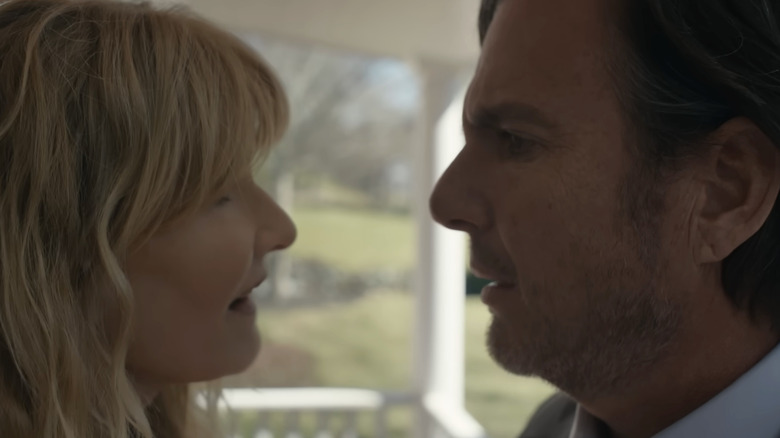 Tess (Laura Dern) et Alex (Will Arnett) se disputent sur leur porche dans Is This Thing On ?