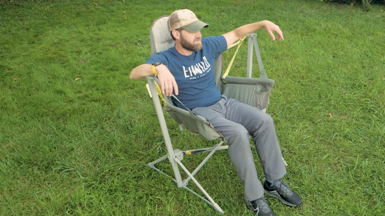 Homme examinant le Stargaze Evo-X sur une vidéo Youtube