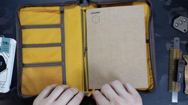 Folio de terrain Lochby déplié pour montrer les poches et les inserts