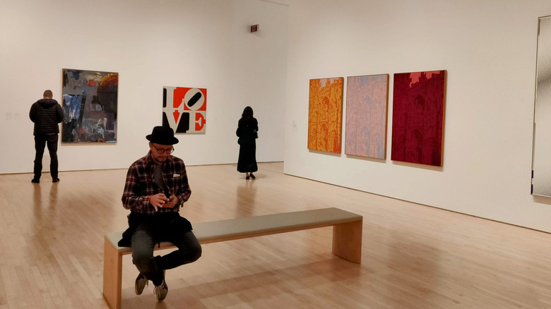 Trois personnes du SFMOMA regardant l'art
