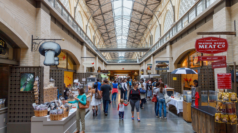 Une vue à l'intérieur du marché du Ferry Building