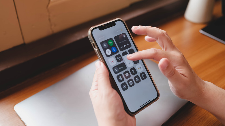 Une personne accédant au centre de contrôle de l'iPhone